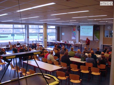 Henri Jansen, organisator van deze bijeenkomst, opent de dag....