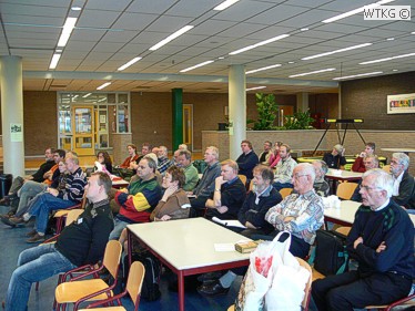 ....en de aanwezigen in de zaal luisteren toe.