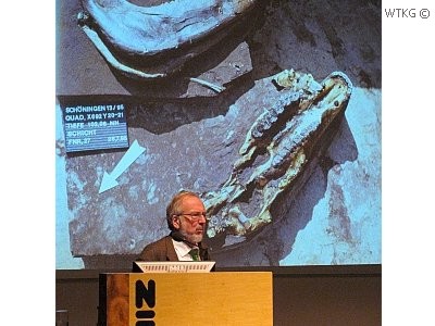 Daarna de beurt aan Prof. Louwe Kooijmans. (Universiteit Leiden)