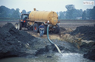 Het spoelwater wordt aangevoerd.