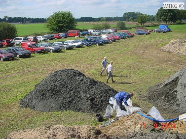 De parkeerplek voor onze leden bij de put.