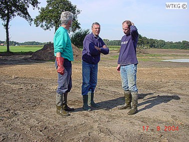 Overleg tussen de voorzitter (l), landeigenaar (m) en organisator (r).