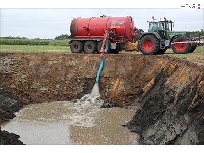 Water wordt ingelaten om te zeven.